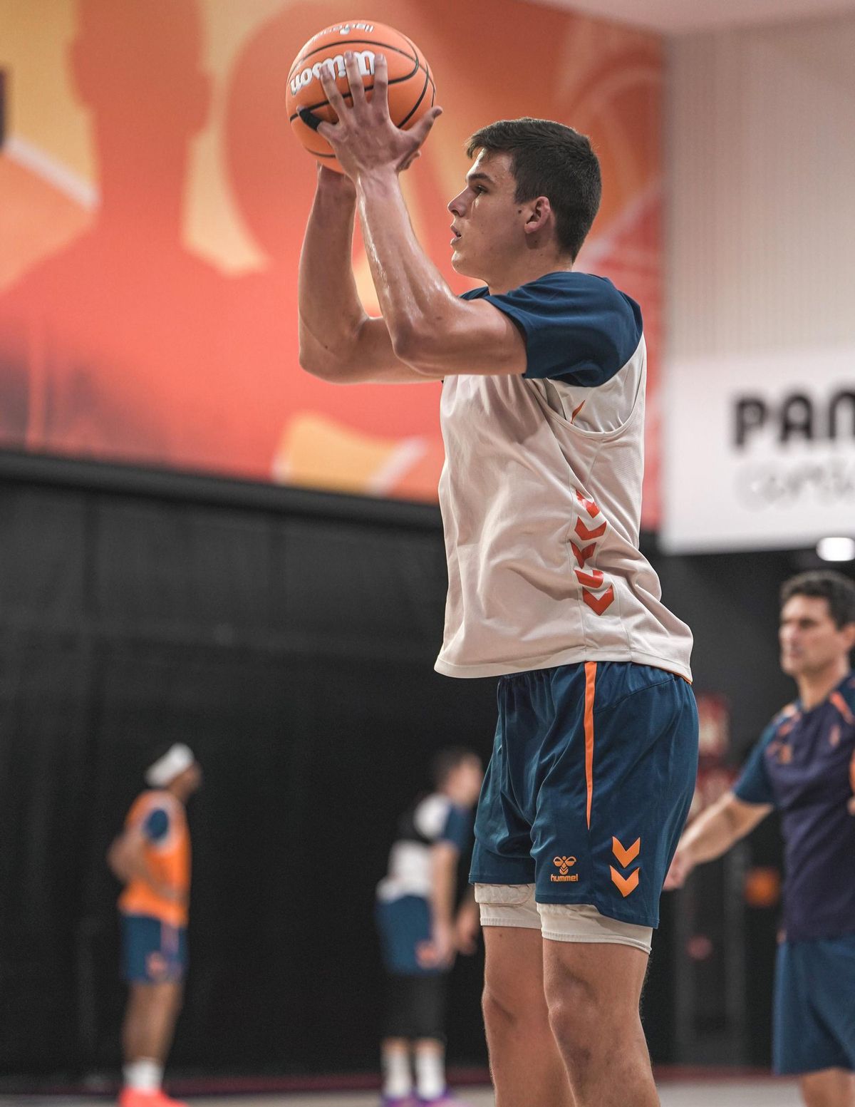 Jaime Pradilla, lanzando a canasta en su primer entrenamiento de pretemporada.