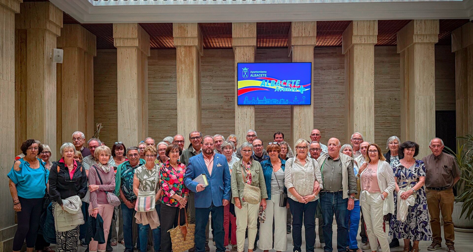 Reina recibe en Albacete a una delegación taurina de Arles