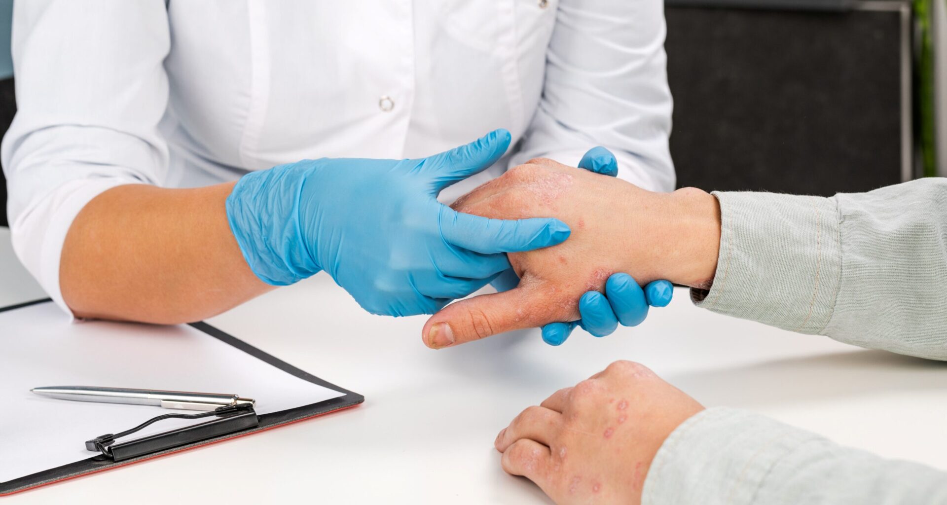 “Cuidar es también estar cerca”: AADA lanza una campaña para visibilizar la dermatitis atópica grave