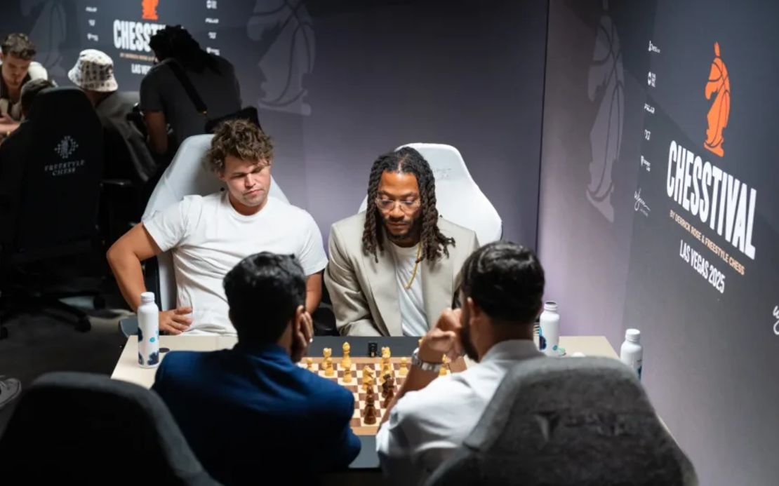 La exestrella del baloncesto Derrick Rose, arriba a la derecha, se unió al campeón de ajedrez Magnus Carlsen durante el evento Chesstival en Las Vegas.