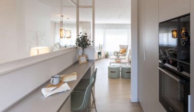 de piso anticuado de los años 70 a hogar moderno y luminoso con cocina estrecha abierta al recibidor