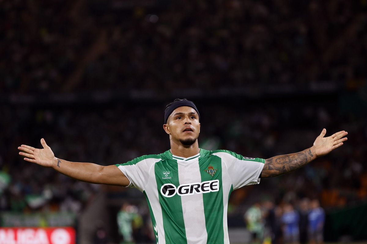 Cucho Hernández celebra el segundo gol del equipo bético durante el encuentro correspondiente a la jornada 7 de LaLiga EA Sports que disputan domingo Betis y Osasuna en el estadio de La Cartuja.