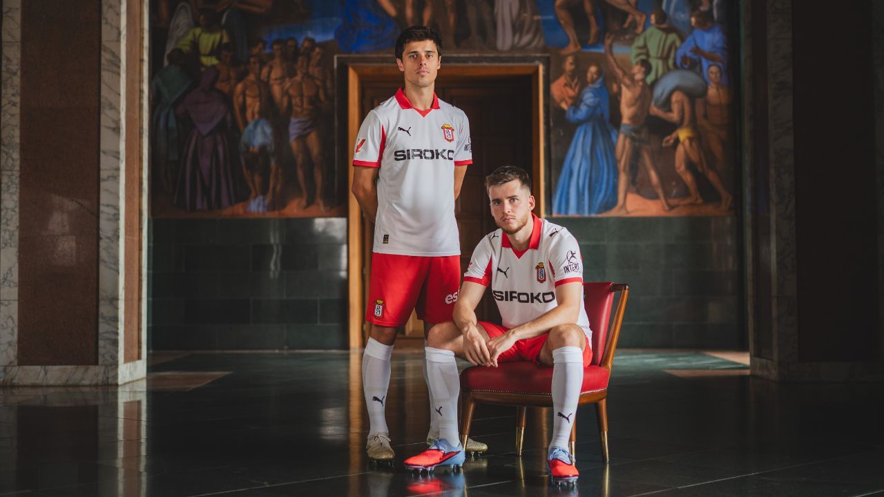 Fotos: El Sporting saca a la venta su tercera equipación con un guiño histórico - La Voz de Asturias