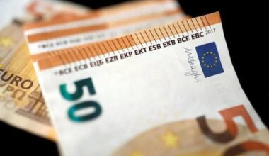 Una lluvia de billetes sorprende a conductores y peatones en San Javier