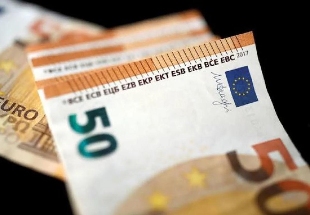 Una lluvia de billetes sorprende a conductores y peatones en San Javier