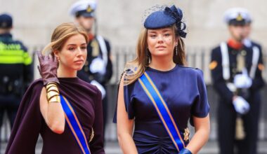 Alexia de Holanda sorprende confiando en la moda española para su último estilismo con vestido de gala burdeos