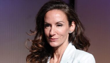 Telma Ortiz reaparece en Madrid con un traje de chaqueta y pantalón inspirado en la reina Letizia tendencia de otoño 2025