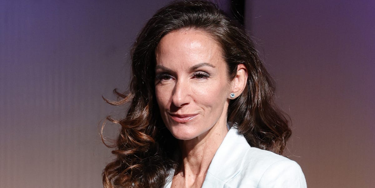 Telma Ortiz reaparece en Madrid con un traje de chaqueta y pantalón inspirado en la reina Letizia tendencia de otoño 2025