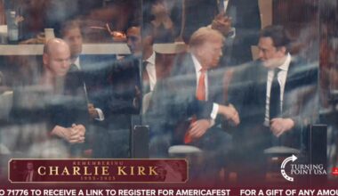 Donald Trump y Elon Musk se reencuentran y se dan la mano en el funeral de Charlie Kirk casi tres meses después de su disputa pública