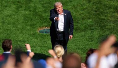 Donald Trump interactuó con el público de la grada del hoyo 1 durante su visita a la Ryder Cup.