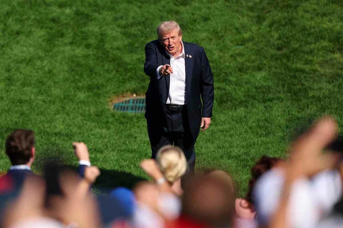 Donald Trump interactuó con el público de la grada del hoyo 1 durante su visita a la Ryder Cup.