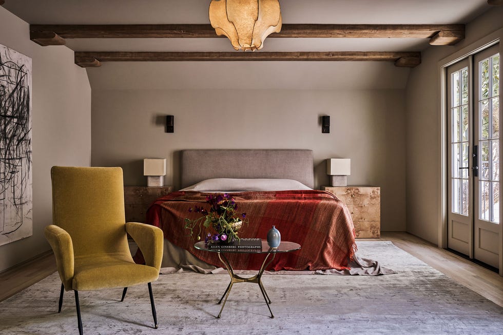 casa estilo tudor con decoracion clasica moderna y obras de arte contemporaneas