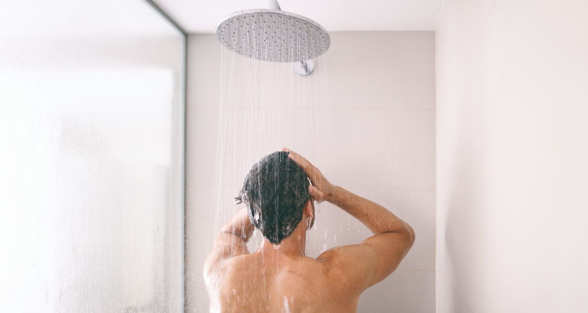 ¿Es mejor ducharse por la mañana o por la noche? La ciencia lo tiene claro