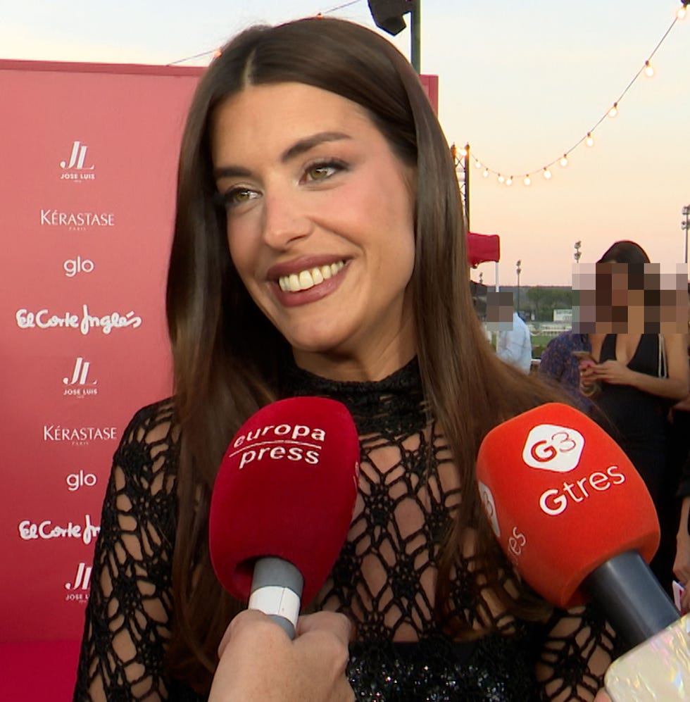 dulceida con un vestido largo negro de rejilla grande