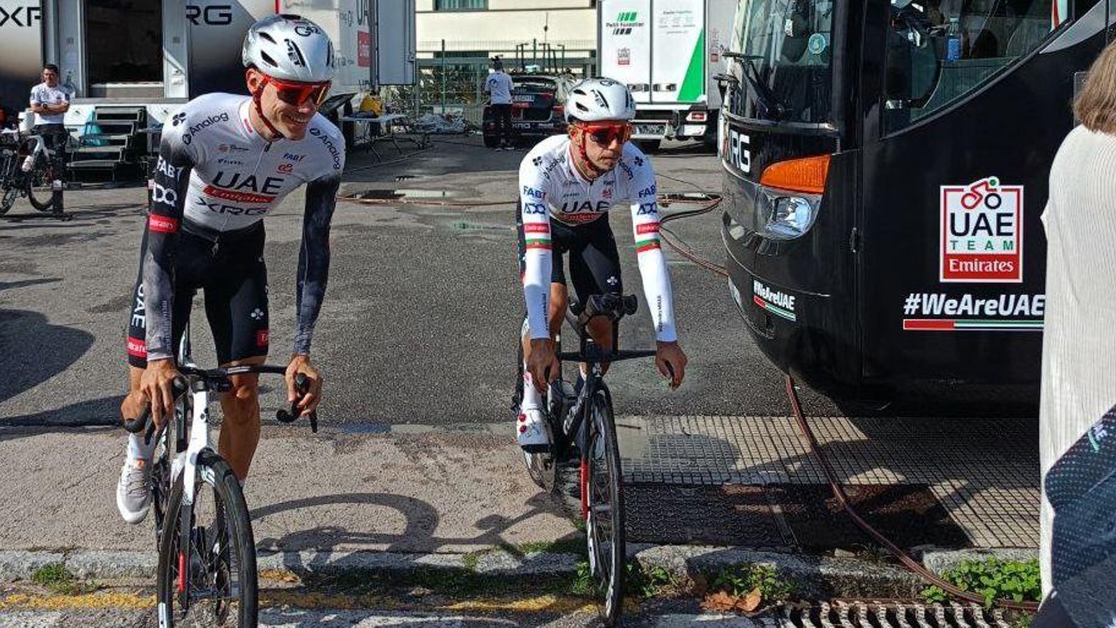 Juan Ayuso, ganador de dos etapas, inicia el rodaje por las carreteras de Mos junto a Ivo Oliveira.