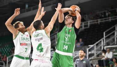 Alex Mazaira lanza a canasta.