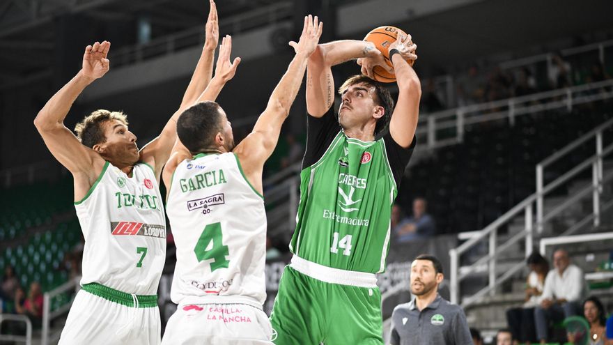 Alex Mazaira lanza a canasta.