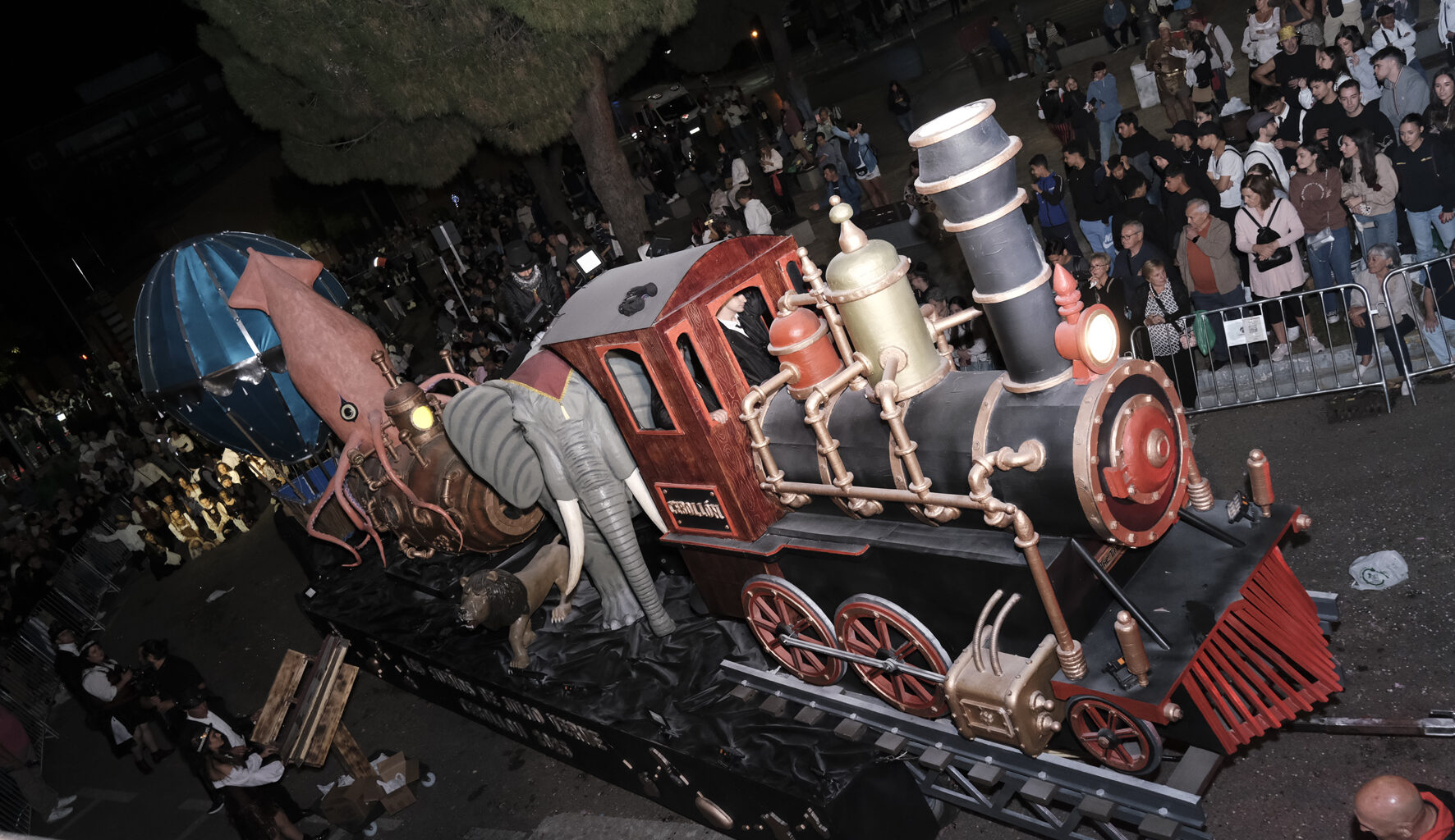 La carroza “Los sueños de Verne”, de la peña El Cebollón, se impone en el 48º Desfile de las Fiestas de Septiembre