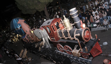 La carroza “Los sueños de Verne”, de la peña El Cebollón, se impone en el 48º Desfile de las Fiestas de Septiembre