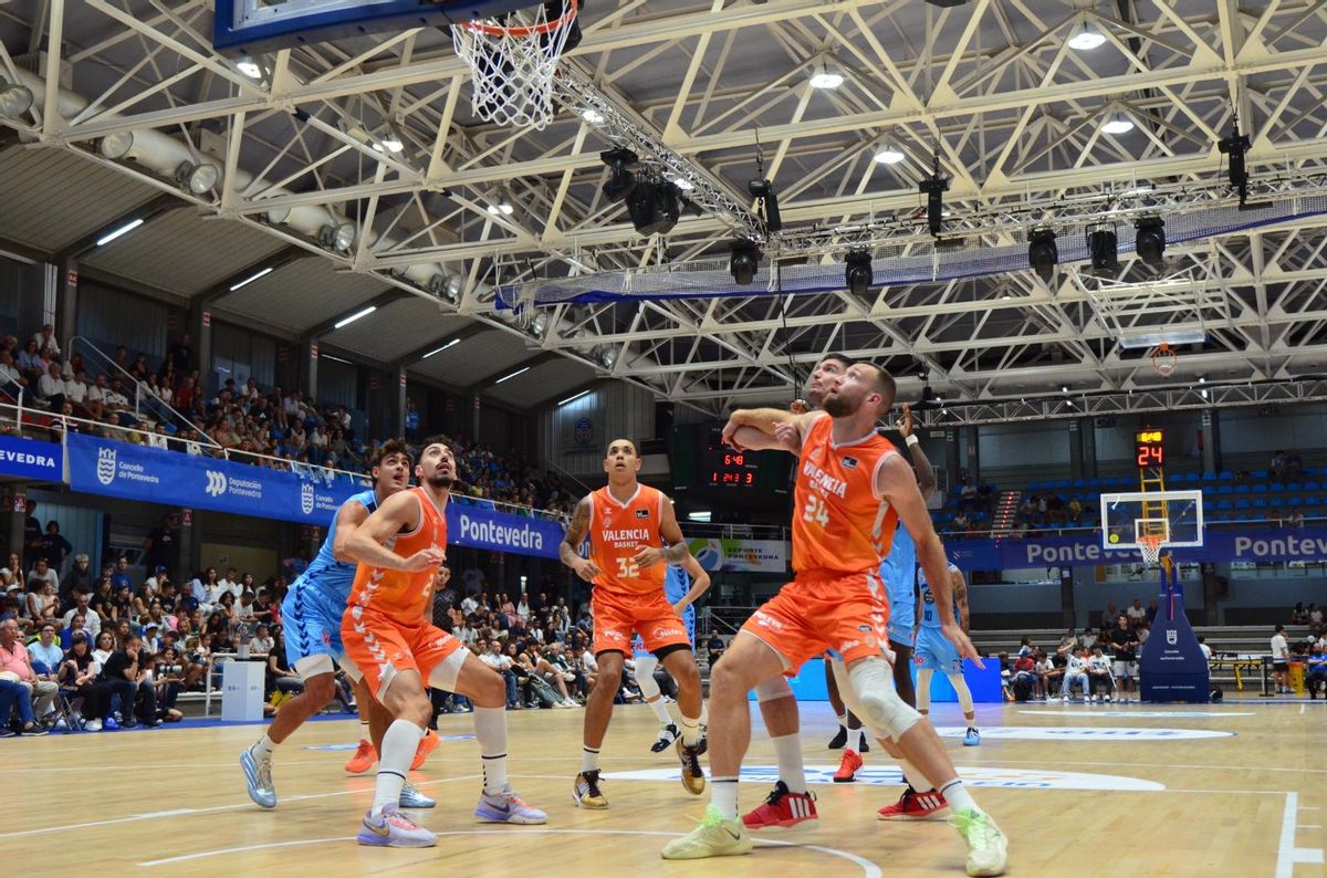 Lucha en la zona en el partido entre el Río Breogán y el Valencia Basket.