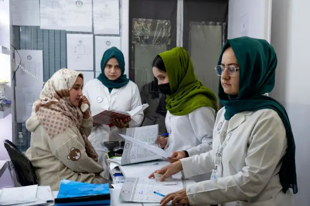 Un grupo de mujeres con velos en un hospital