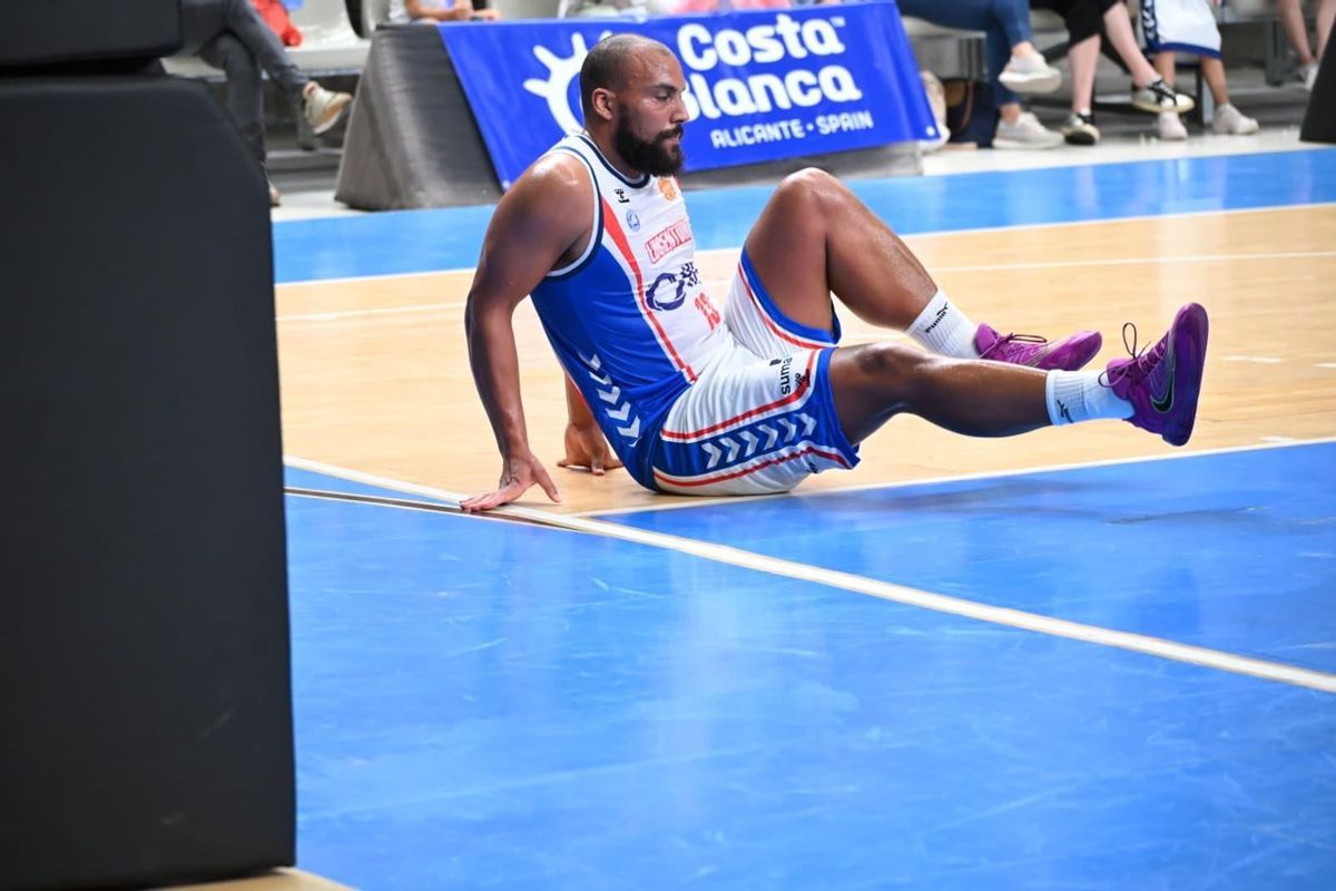 Kevin Larsen, el MVP del partido, cae sobre el parqué después de anotar debajo de la canasta en el triunfo del Lucentum.