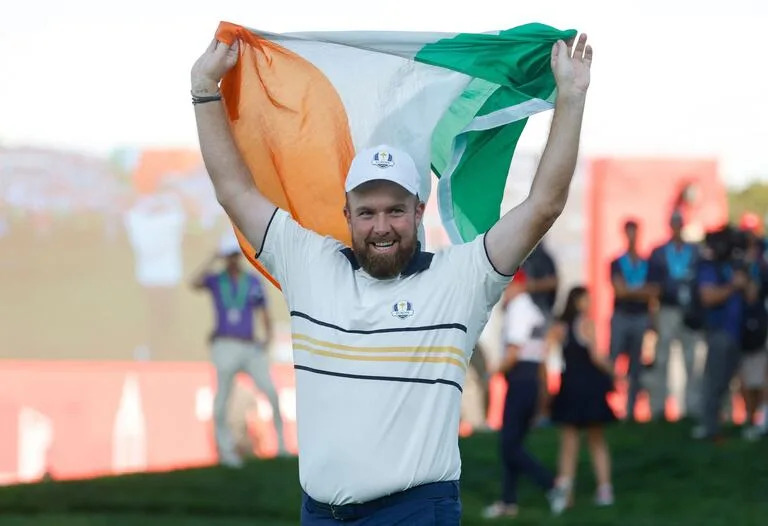 Shane Lowry celebra con la bandera de Irlanda  (Photo by Harry How / GETTY IMAGES NORTH AMERICA / Getty Images via AFP)