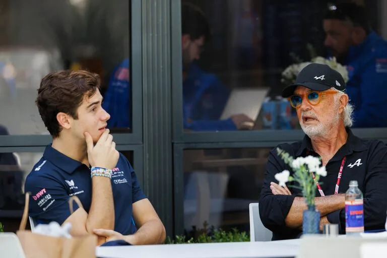 Charlan Franco Colapinto y Flavio Briatore; el piloto argentino tomó hace diez grandes premios el control de la segunda butaca de Alpine y sus rendimientos son superiores a los de su antecesor Jack Doohan
