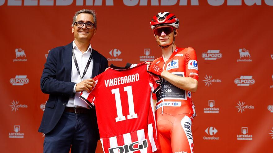 Vingegaard, un athleticzale más en la explanada de San Mamés