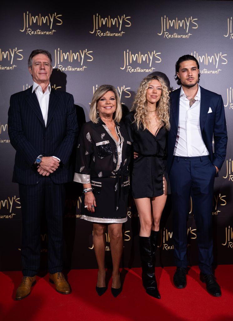 Terelu Campos en su fiesta de 60 cumpleaños con su hija Alejandra Rubio y Carlo Costanzia. Además del padre de este, Carlo Costanzia