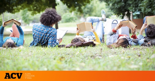 Qué es una 'silent reading party', la nueva moda en Barcelona de la que todo el mundo habla