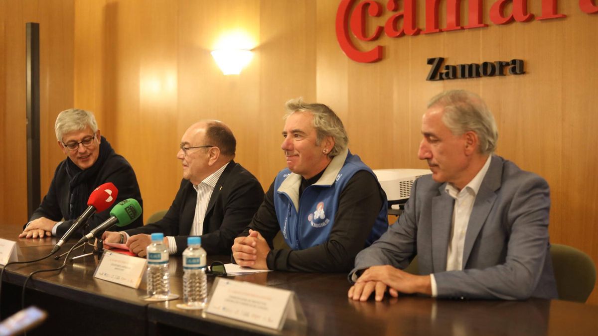 Álvaro Neil, segundo por la derecha, uno de los cicloturistas que validará la ruta Iberlobo, durante la presentación en la Cámara de Comercio