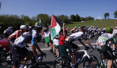 Un grupo de manifestantes contra Israel en la Vuelta a España interrumpe a la escapada a 12 kilómetros de la meta en L'Angliru - La Voz de Galicia