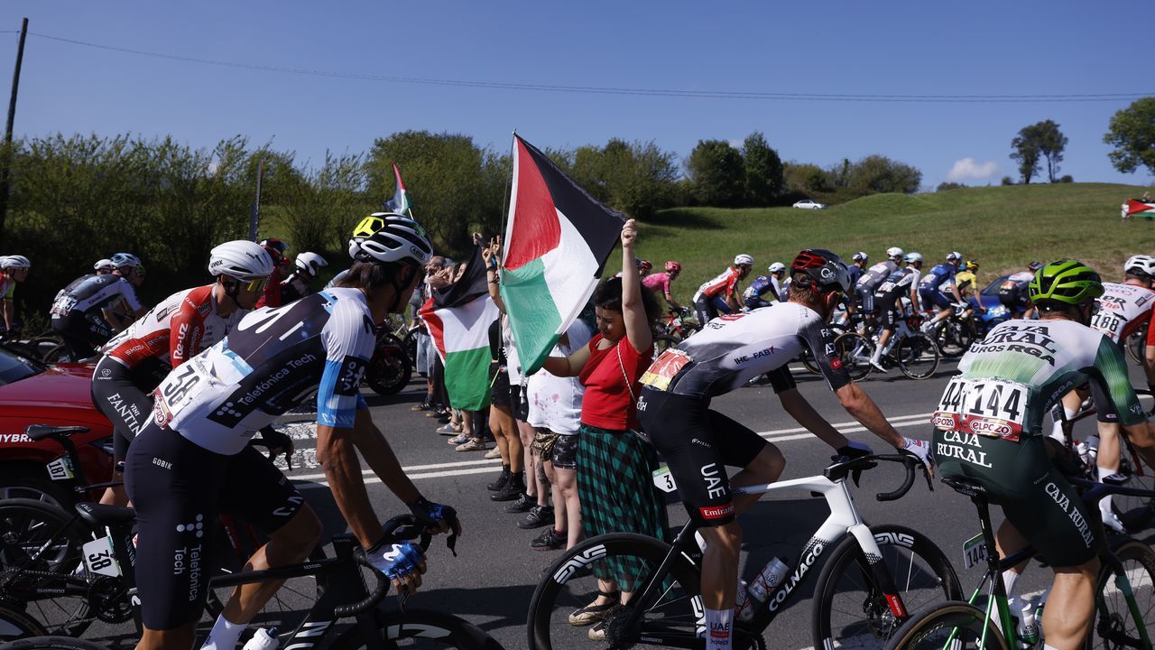 Un grupo de manifestantes contra Israel en la Vuelta a España interrumpe a la escapada a 12 kilómetros de la meta en L'Angliru - La Voz de Galicia