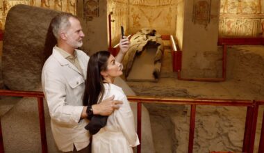 Felipe VI y Letizia se despiden de Egipto visitando a arqueólogos españoles - La Voz de Galicia
