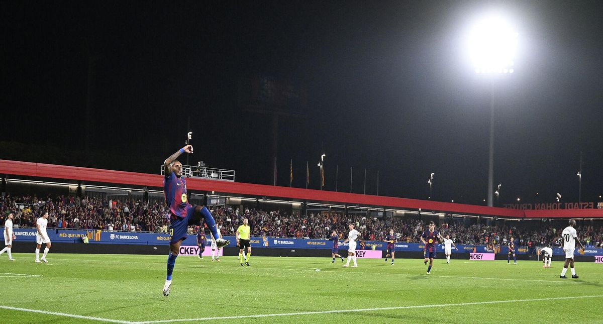 Sant Joan Despi. 14.09.2025. Deportes. Raphinha celebra el cuarto gol en el estadio Johan Cruyff durante el partido de liga entre el FC Barcelona y el Valencia. Fotografía de Jordi Cotrina