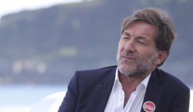 Antonio de la Torre aparece con un pin en el Festival de San Sebastián que, visto lo visto, a alguno no le sentará nada bien