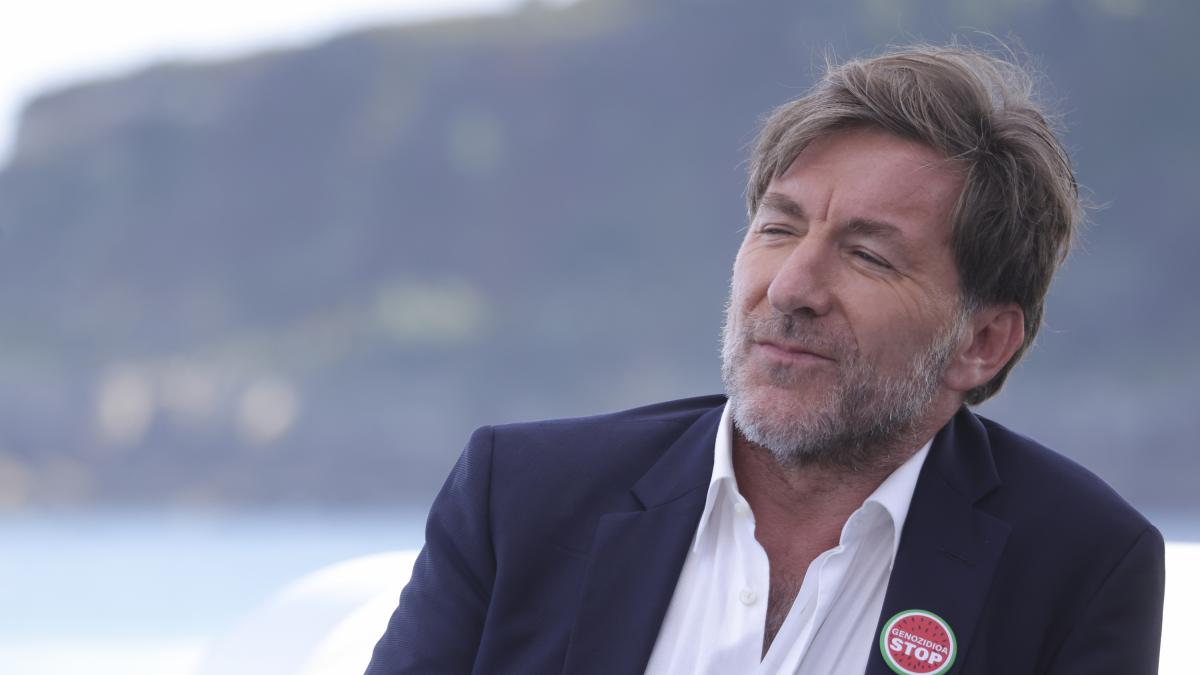Antonio de la Torre aparece con un pin en el Festival de San Sebastián que, visto lo visto, a alguno no le sentará nada bien