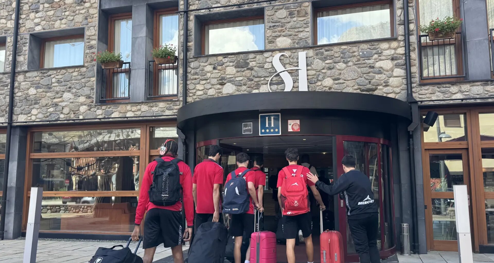 Así es el hotel de cinco estrellas en el que se alojan los jugadores del Casademont Zaragoza en Benasque