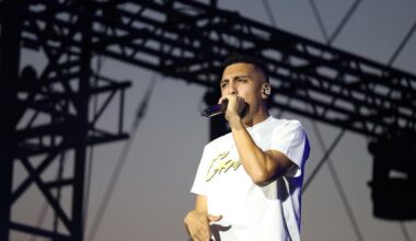 El rapero Morad para el concierto y se dirige directamente a Ayuso por su apoyo a