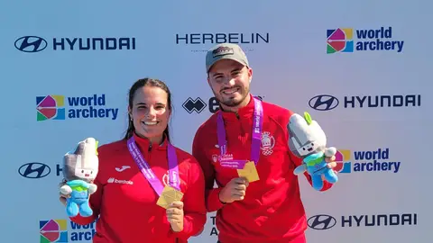 Elia Canales y Andrés Temiño tras ganar el campeonato del mundo, 