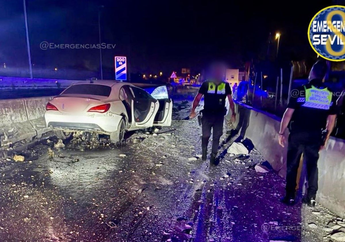 Aparatoso accidente en Sevilla con cuatro heridos tras salirse de la vía un coche en la A-92 sentido Torreblanca