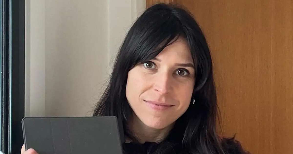 "Si tu puerta de entrada da directamente al salón, puedes poner una librería abierta. Pasa la luz, pero da cierta intimidad"