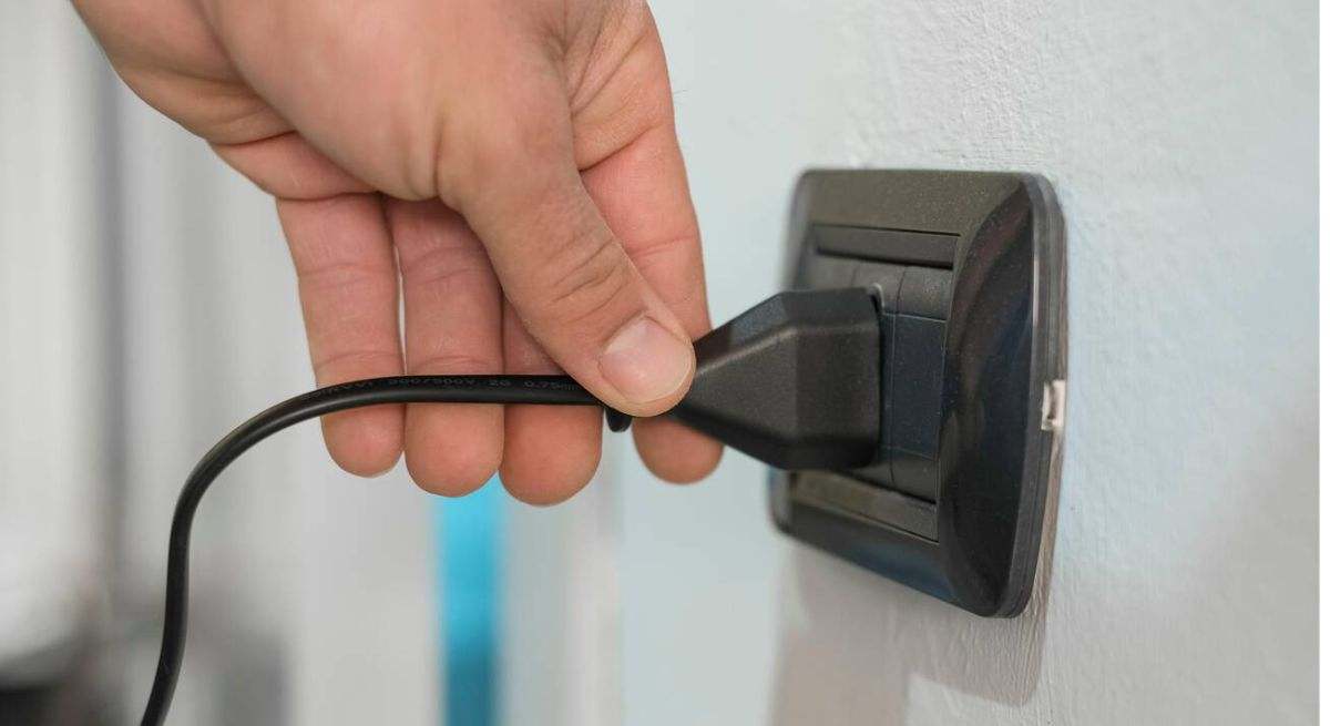 Este es el electrodoméstico que tienes en casa enchufado todo el día y que gasta como 65 neveras funcionando a la vez
