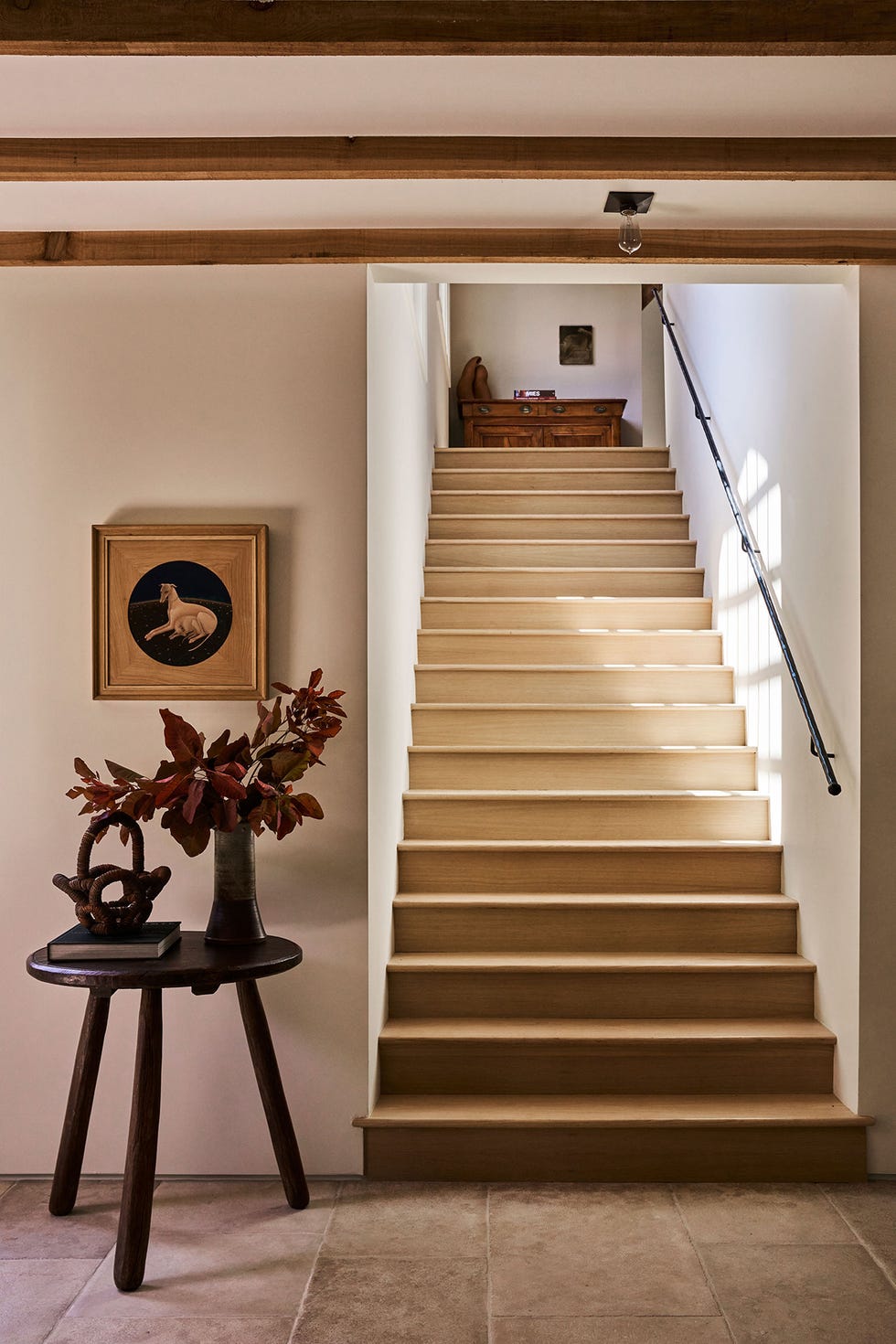 casa estilo tudor con decoracion clasica moderna y obras de arte contemporaneas