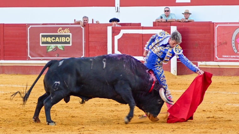Escribano en un lance con la muleta