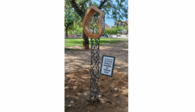 Una escultura anónima en Mataró rinde homenaje a víctimas del terrorismo de Estado