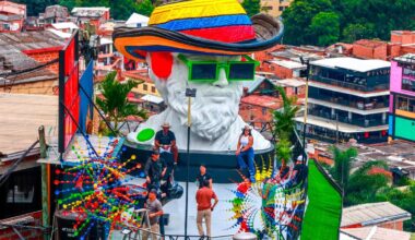 ¿Una más? Nueva escultura monumental del dios griego Apolo se exhibe en la Comuna 13
