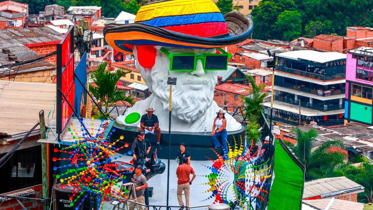 ¿Una más? Nueva escultura monumental del dios griego Apolo se exhibe en la Comuna 13