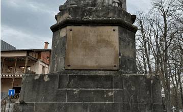 La escultura de Fray Francisco seguirá ´hecha unos zorros´ en Vitoria